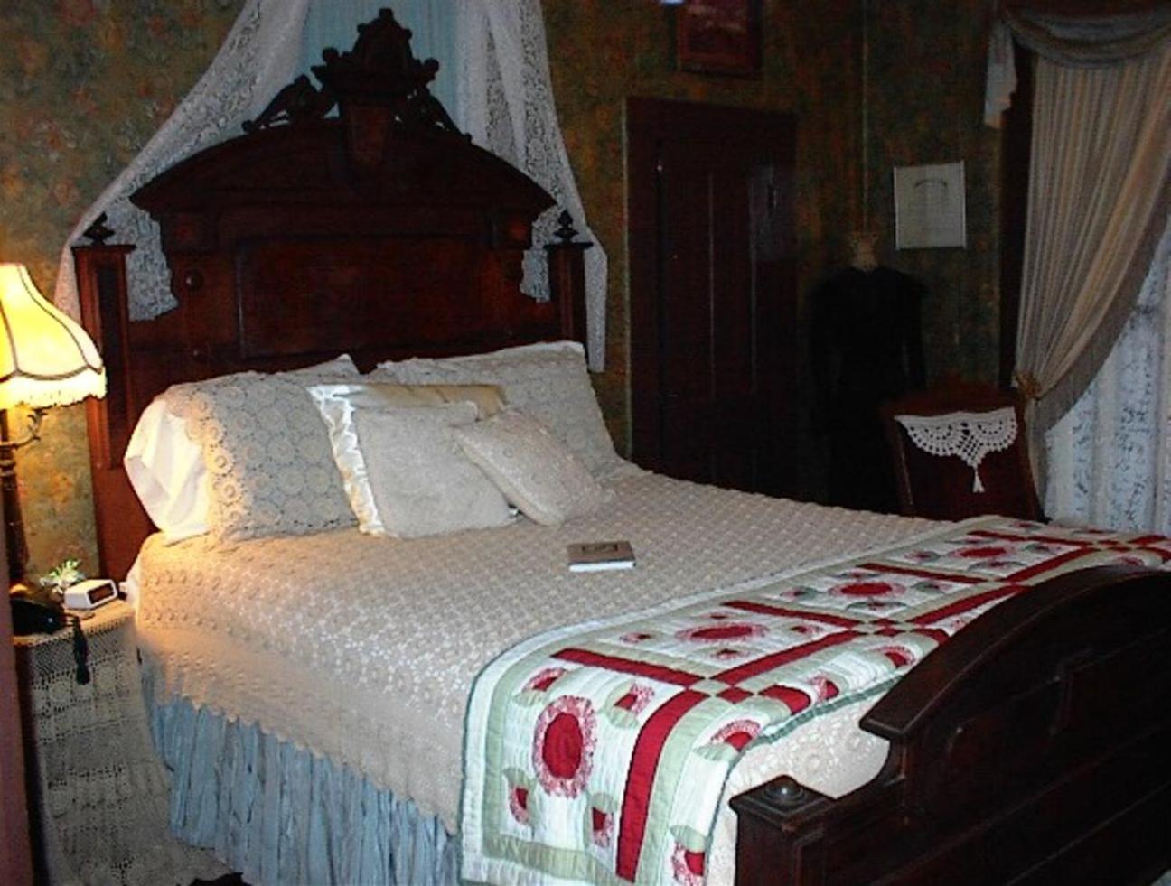 Carleton House Bed And Breakfast Bonham 外观 照片